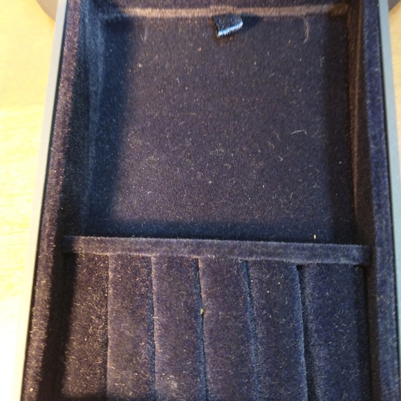 body and earth Jewerly Gift Box, Blue Color With red Roses Excellent Condition - Picture 5 of 13